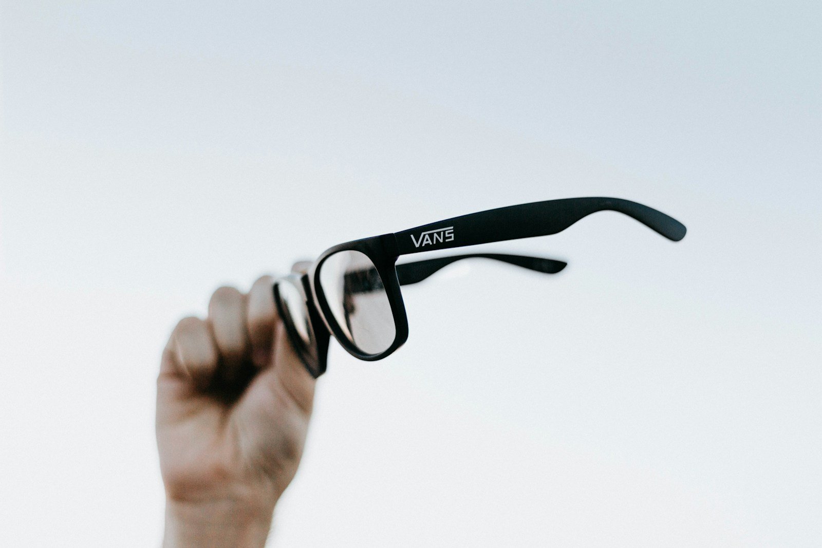 Smart glasses showing how AI wearables extend smartphone capabilities