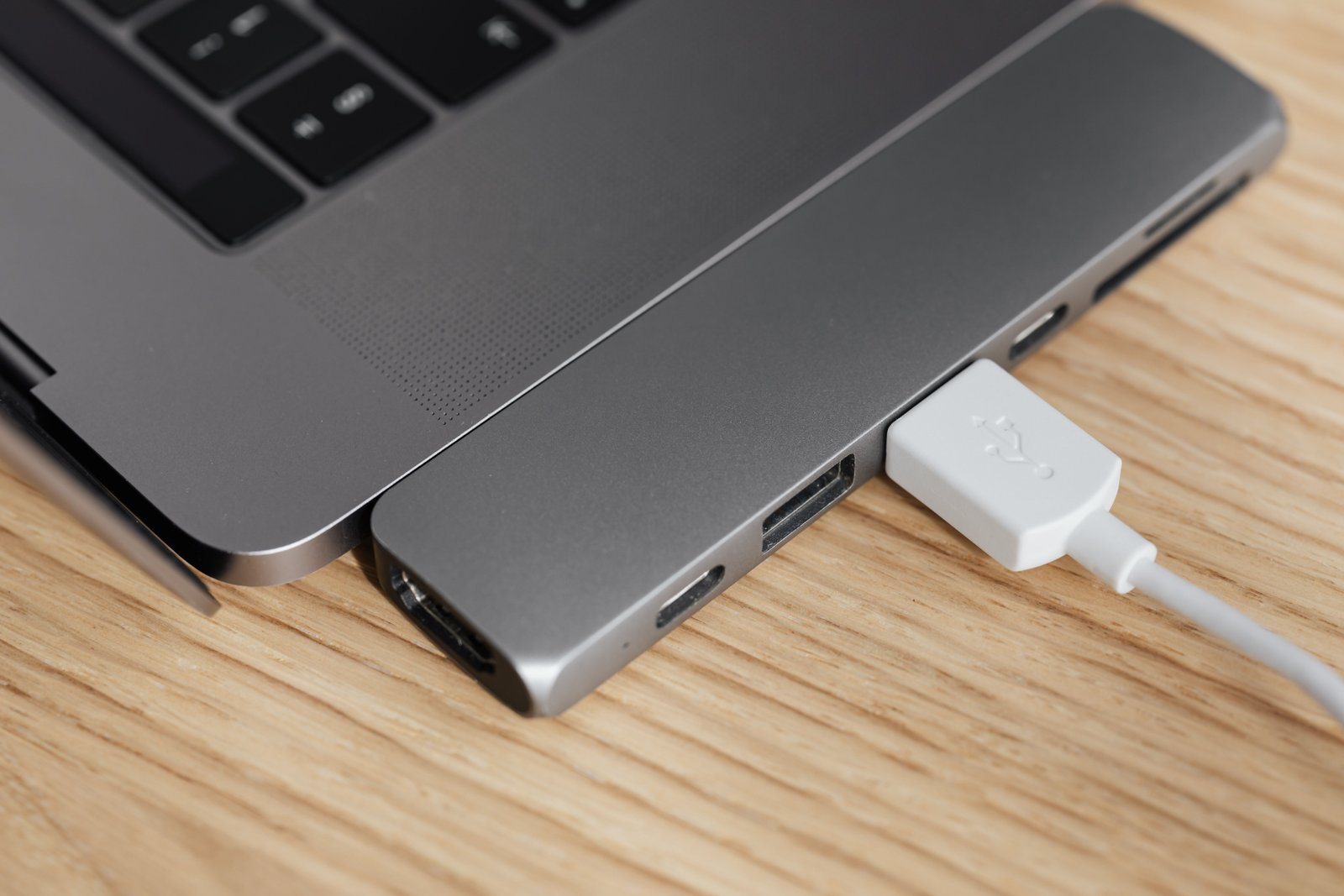 Laptop workstation using USB-C connections for data displays and charging