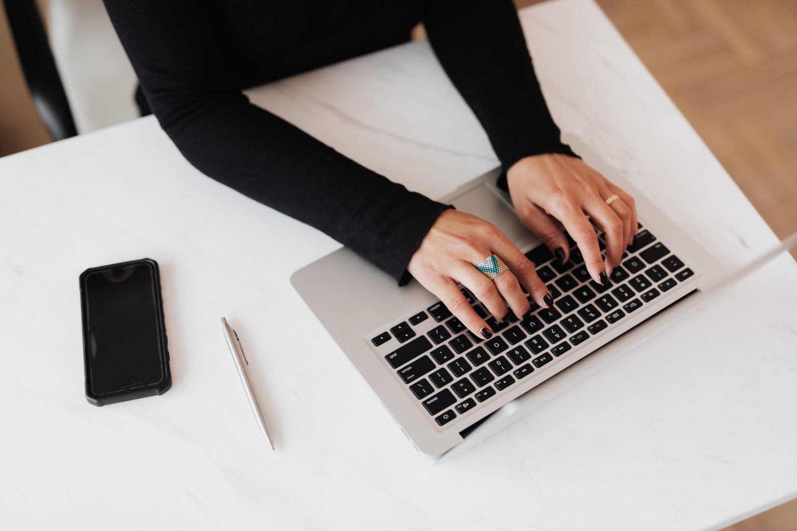 User browsing the web on a laptop with browser productivity tools